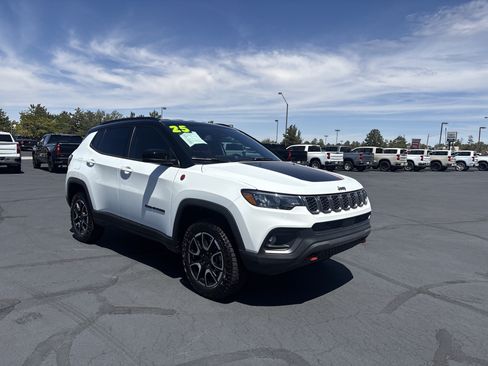 Used 2025 Jeep Compass Trailhawk w/ Trailhawk Convenience Group AWD/4WD image 2