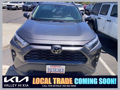 Used 2022 Toyota RAV4 XLE Premium w/ Carpet Mat Package (TMS) FWD image 1