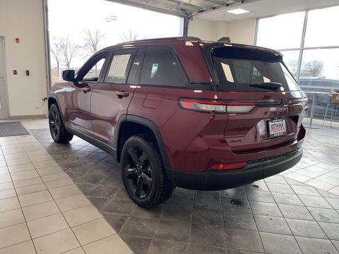 Used 2024 Jeep Grand Cherokee Altitude image 7