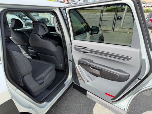 Used 2024 Kia EV9 Light Long Range RWD image 41