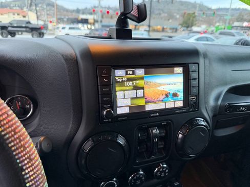 Used 2017 Jeep Wrangler Unlimited Sahara image 11