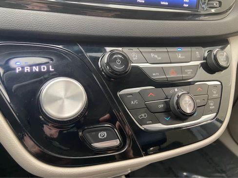 Used 2024 Chrysler Pacifica Touring-L FWD image 33