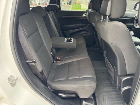 Used 2020 Jeep Grand Cherokee Laredo image 6