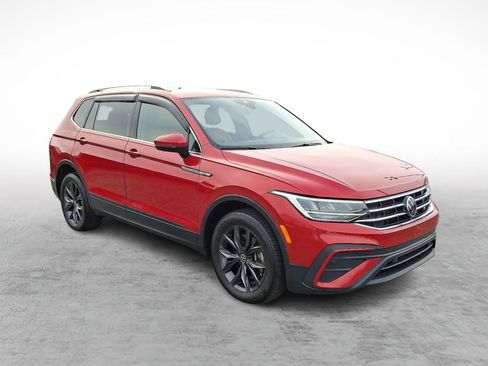 Used 2023 Volkswagen Tiguan SE w/ Panoramic Sunroof Package image 7