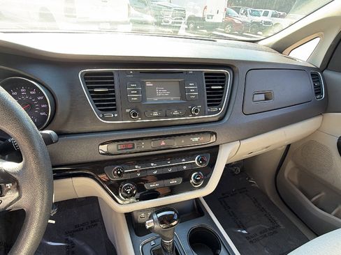 Used 2017 Kia Sedona LX FWD image 32