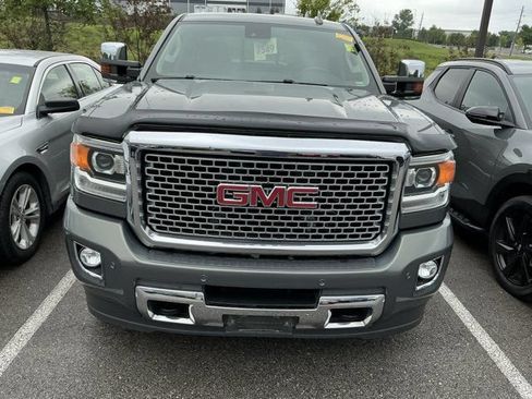 Used 2017 GMC Sierra 2500 Denali w/ Suspension Package, Off-Road AWD/4WD image 3