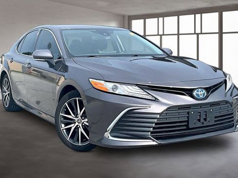 Used 2022 Toyota Camry XLE w/ Cold Weather Package FWD image 3