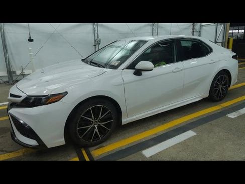 Used 2024 Toyota Camry SE image 1