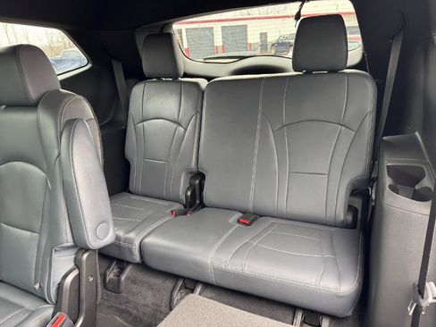 Used 2022 Buick Enclave Essence image 17