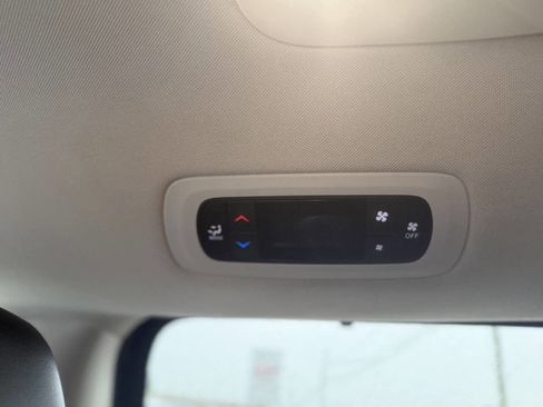 Used 2020 Chrysler Voyager Lxi FWD image 20