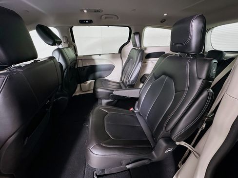 Used 2023 Chrysler Pacifica Touring-L image 28