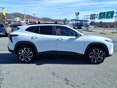 Used 2025 Chevrolet Trax RS w/ Driver Confidence Package image 8