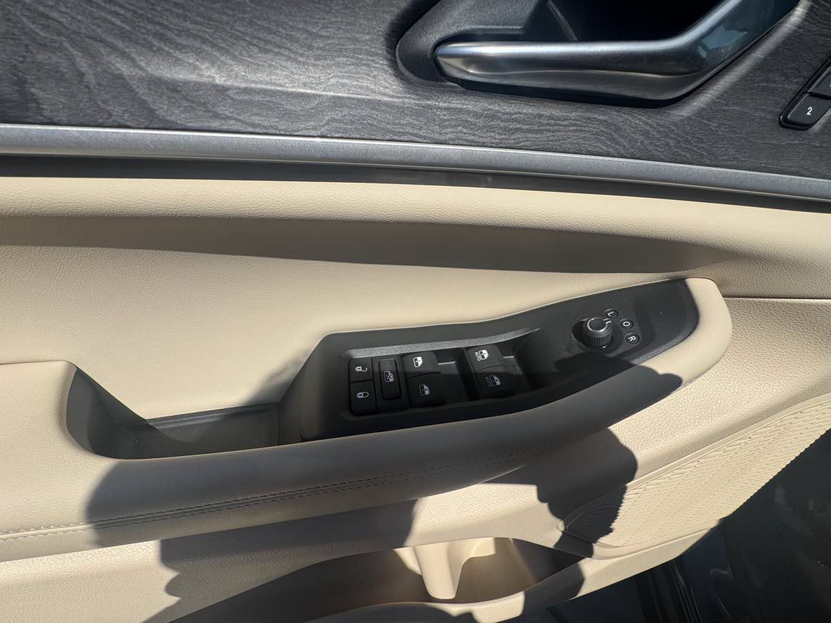 Used 2025 Jeep Grand Cherokee Limited w/ Luxury Tech Group II AWD/4WD image 12