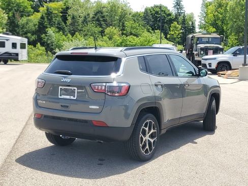 Used 2024 Jeep Compass Latitude AWD/4WD image 2