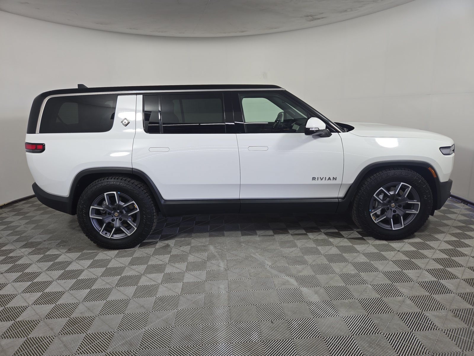 Used 2025 Rivian R1S Adventure Dual AWD/4WD image 6