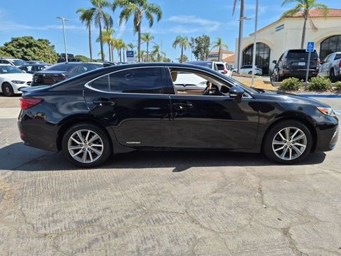 Used 2017 Lexus ES 300h w/ Navigation System Package FWD image 4
