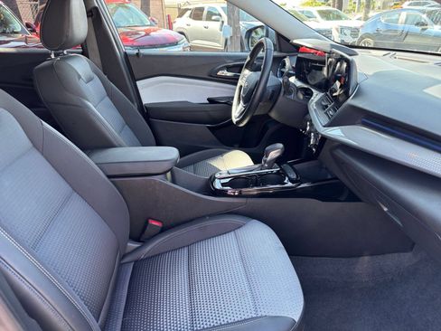Used 2025 Chevrolet Trax LT w/ LT Convenience Package FWD image 35