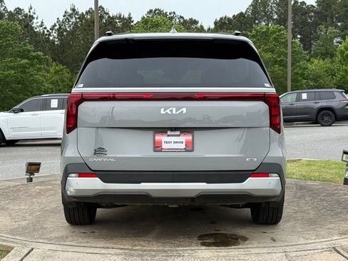 Used 2025 Kia Carnival EX FWD image 6