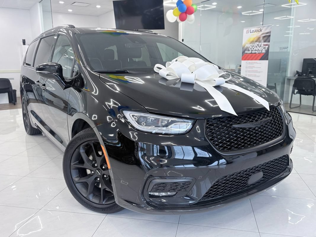 Used 2025 Chrysler Pacifica Limited FWD image 3