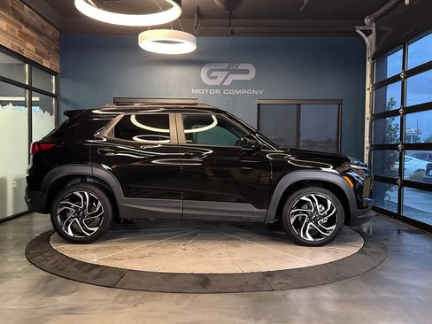 Used 2025 Chevrolet TrailBlazer RS FWD image 2