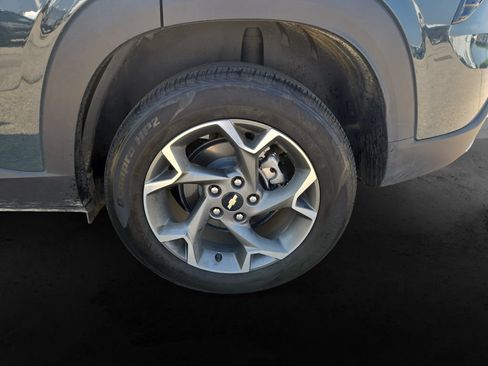 Used 2025 Chevrolet Trax LT w/ LT Convenience Package FWD image 12