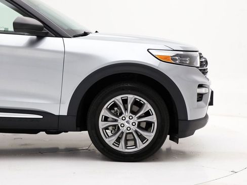 Used 2022 Ford Explorer XLT w/ Equipment Group 202A image 3