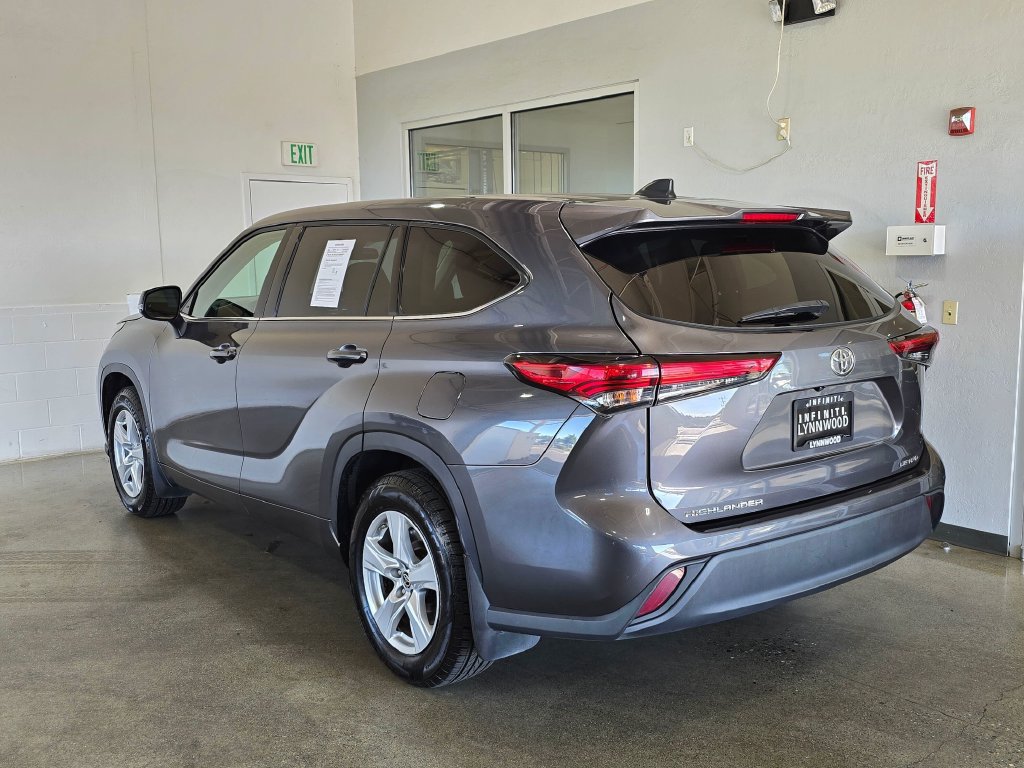 Used 2022 Toyota Highlander LE AWD/4WD image 6