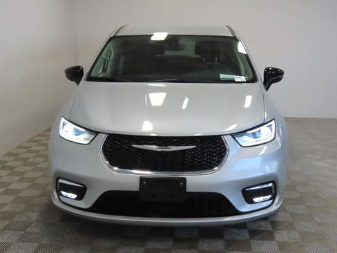 Used 2024 Chrysler Pacifica Touring-L FWD image 2