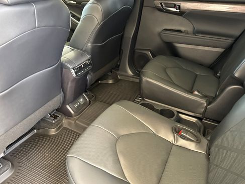 New 2026 Toyota Highlander Platinum AWD/4WD image 11