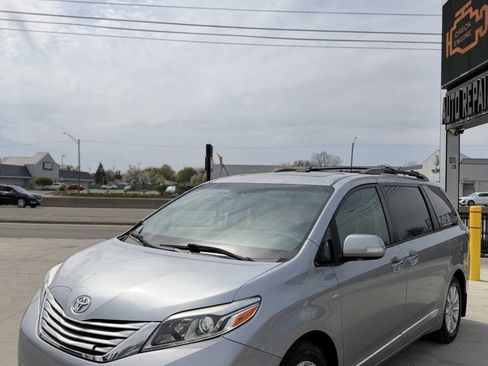 Used 2017 Toyota Sienna Limited Premium image 3