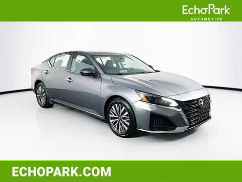 Used 2025 Nissan Altima 2.5 SV image 1