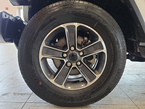 Used 2023 Jeep Wrangler Unlimited Sahara AWD/4WD image 15