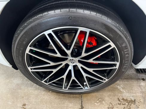 Used 2024 Porsche Macan image 36