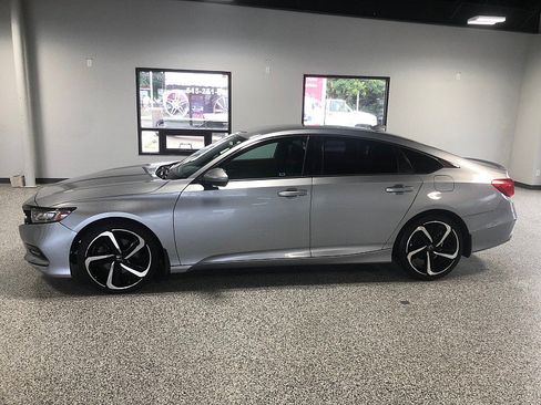 Used 2018 Honda Accord Sport image 2