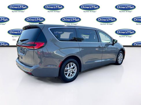 Used 2023 Chrysler Pacifica Touring-L FWD image 7