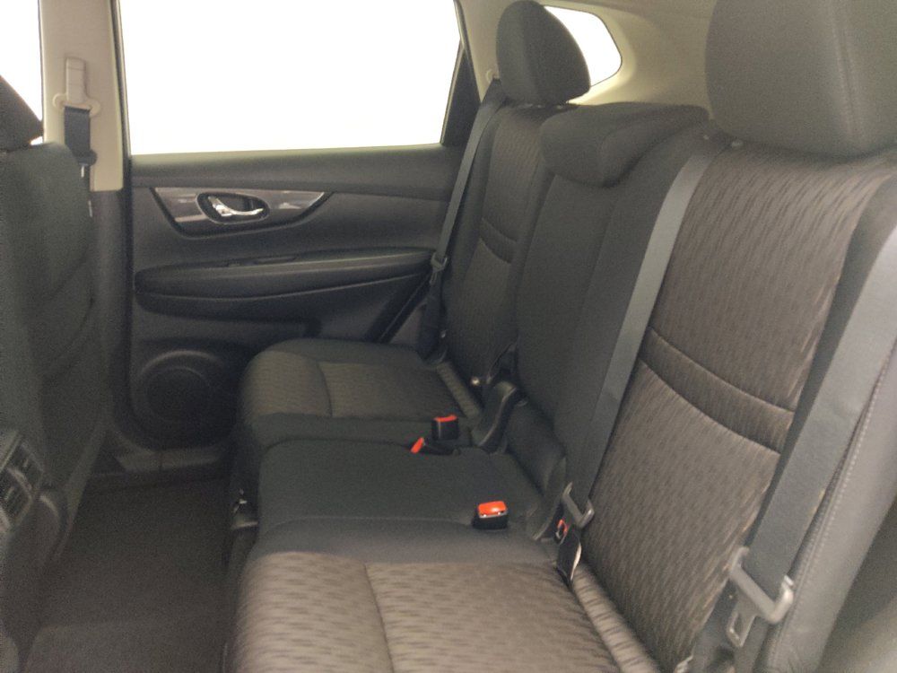 Used 2017 Nissan Rogue SV w/ SV Premium Package FWD image 18