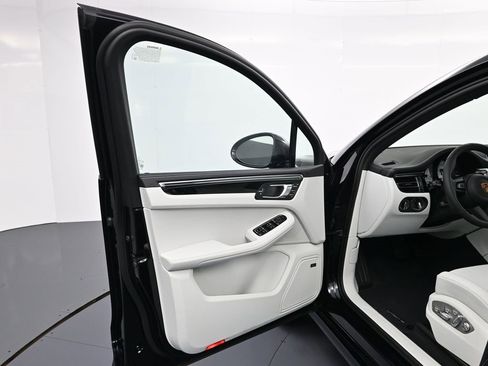 New 2026 Porsche Macan image 16