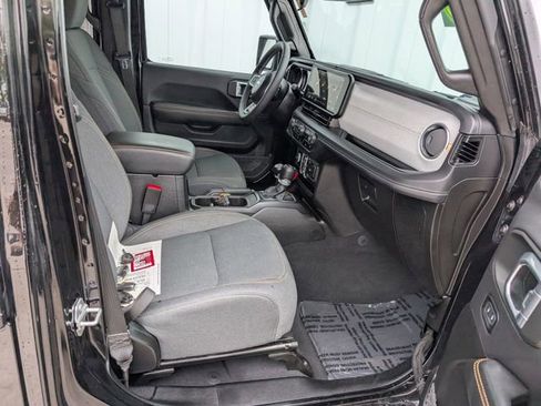 Used 2025 Jeep Wrangler Unlimited Sahara AWD/4WD image 29