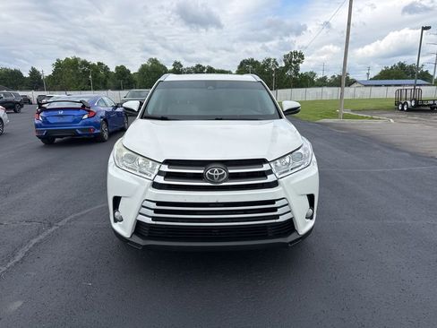 Used 2019 Toyota Highlander XLE FWD image 2