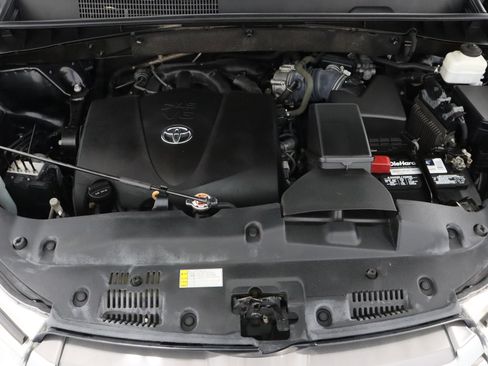 Used 2019 Toyota Highlander XLE FWD image 42