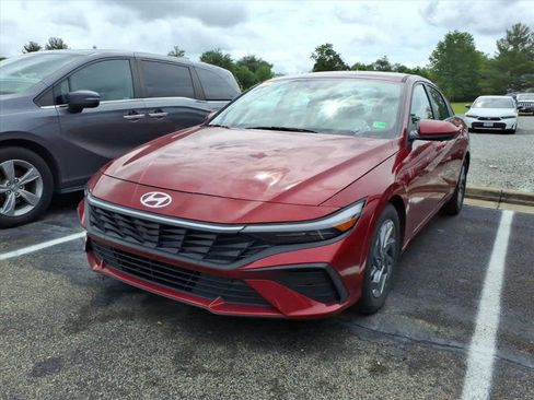 Used 2024 Hyundai Elantra SEL FWD image 3