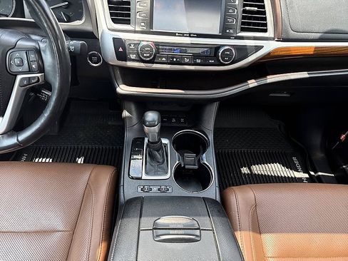 Used 2019 Toyota Highlander Limited Platinum AWD/4WD image 18