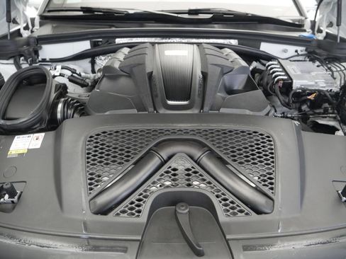 Certified 2023 Porsche Macan S image 12