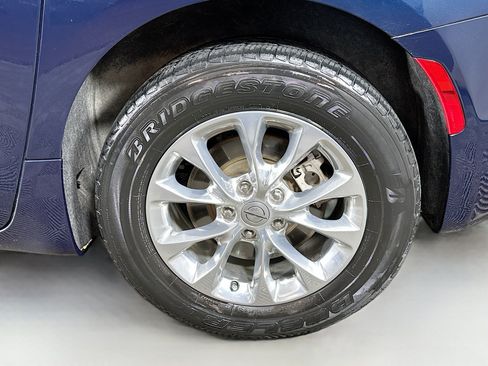 Used 2022 Chrysler Pacifica Touring-L AWD/4WD image 30