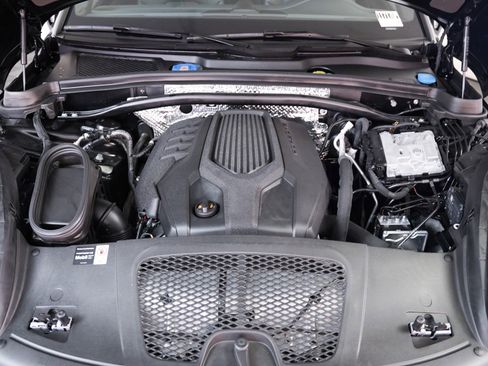 Certified 2025 Porsche Macan image 26