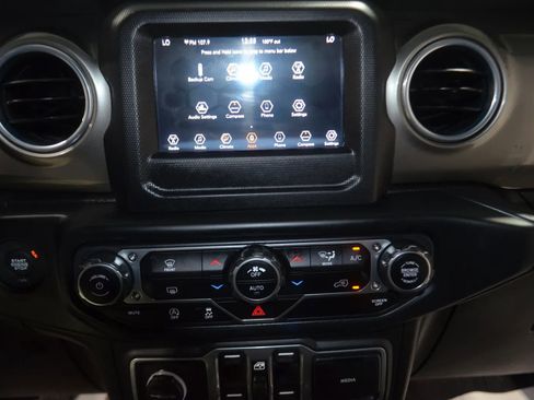 Used 2018 Jeep Wrangler Unlimited Sahara AWD/4WD image 28