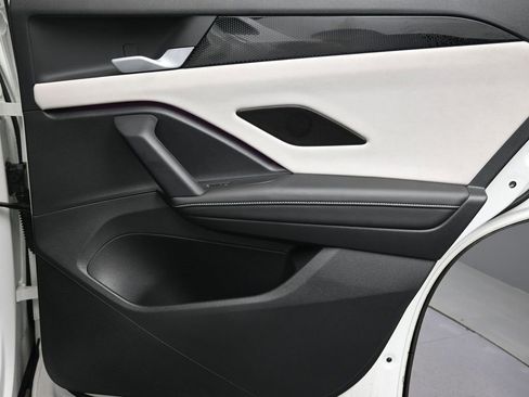 Used 2025 Volkswagen Tiguan SE w/ Panoramic Sunroof Package image 14