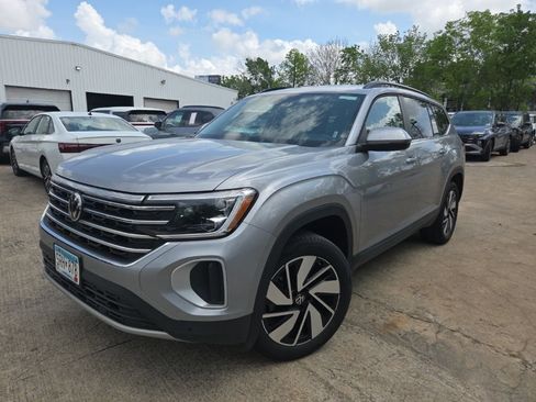 Used 2025 Volkswagen Atlas SE image 1