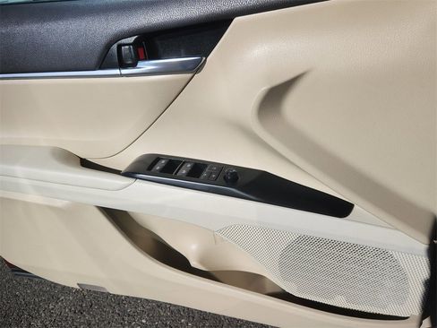Used 2018 Toyota Camry LE image 9