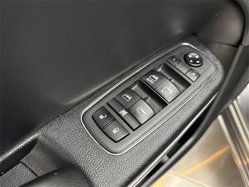 Used 2019 Dodge Charger SXT image 11